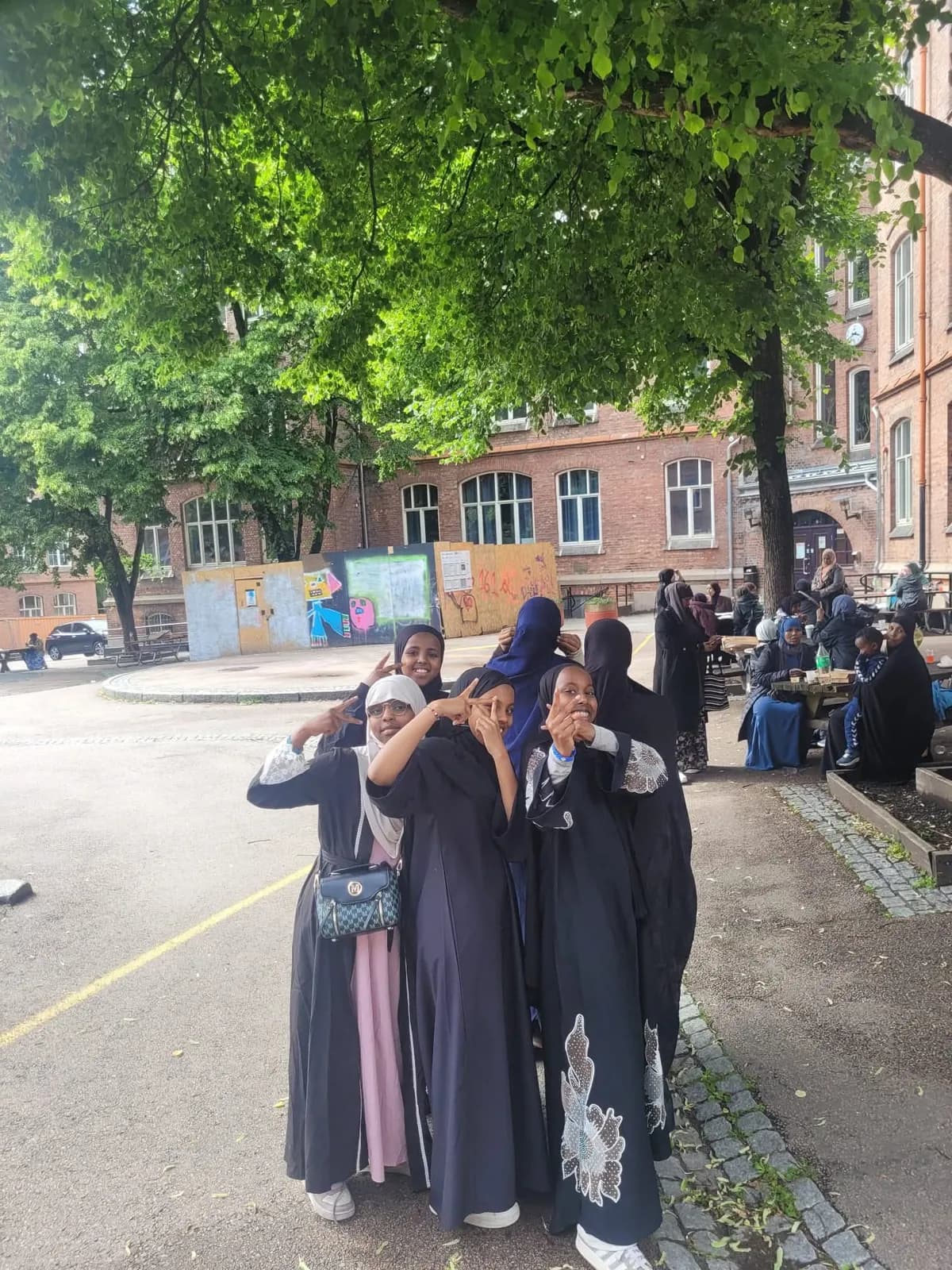 Jenter samlet ute i sommersol på sommerfesten