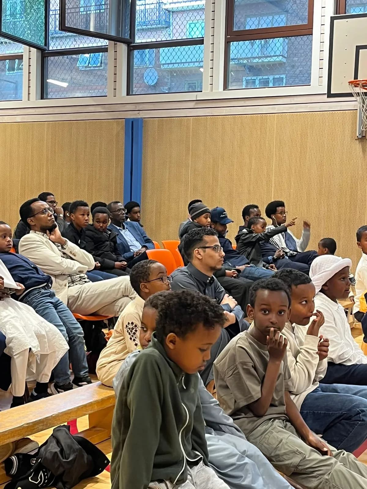 Publikum følger med under fremføringene