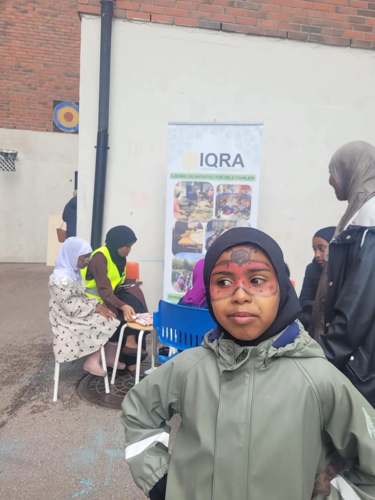 Barn med ansiktsmaling ute på sommerfesten