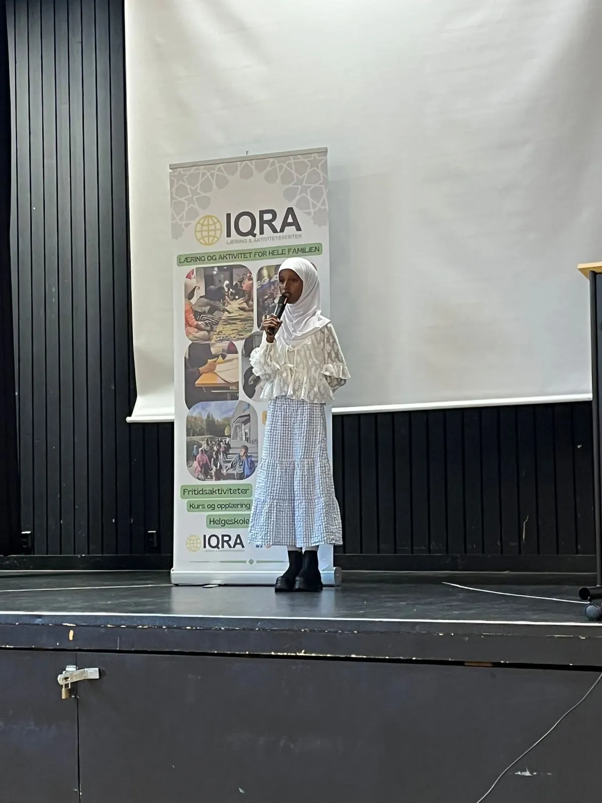 Elev synger på scenen